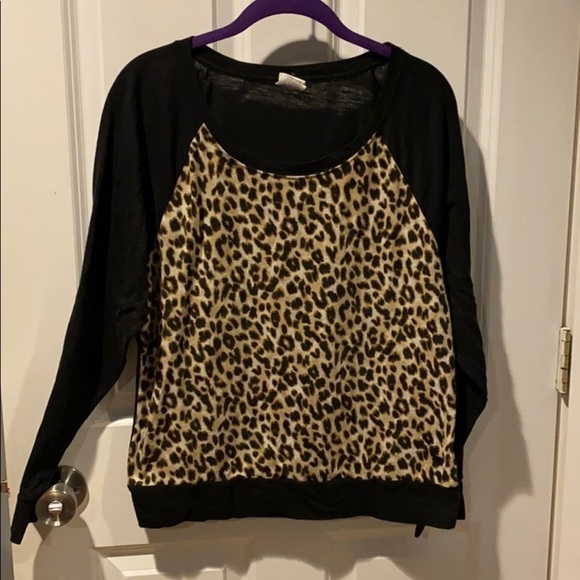 VS Pink Lightweight Leopard Long Sleeve EUC - Picture 2 of 6